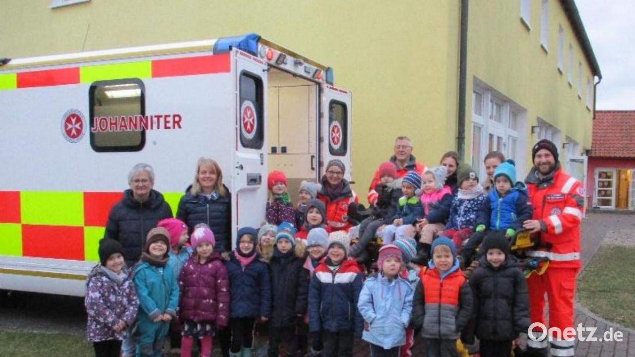 Johanniter und Feuerwehr besuchen Kindergarten St. Christophorus in