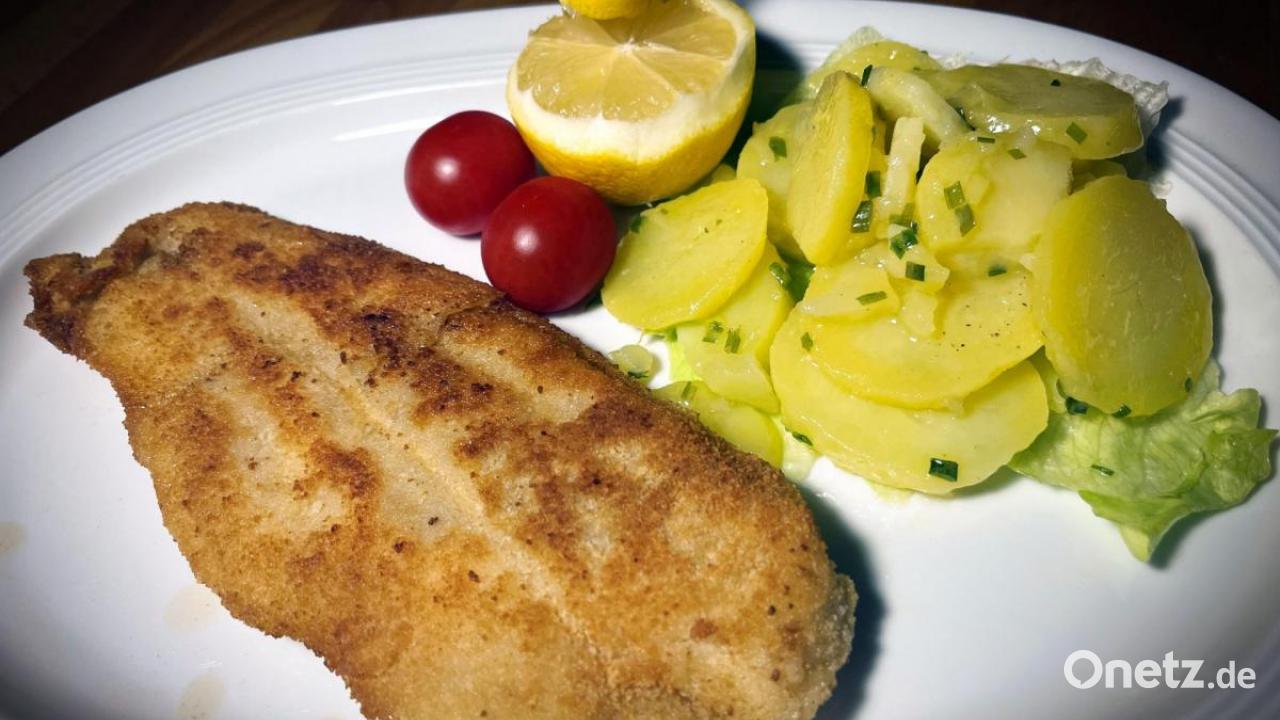 Gebackenes Fischfilet mit Kartoffelsalat | Onetz Gebackenes Fischfilet mit Kartoffelsalat | Onetz