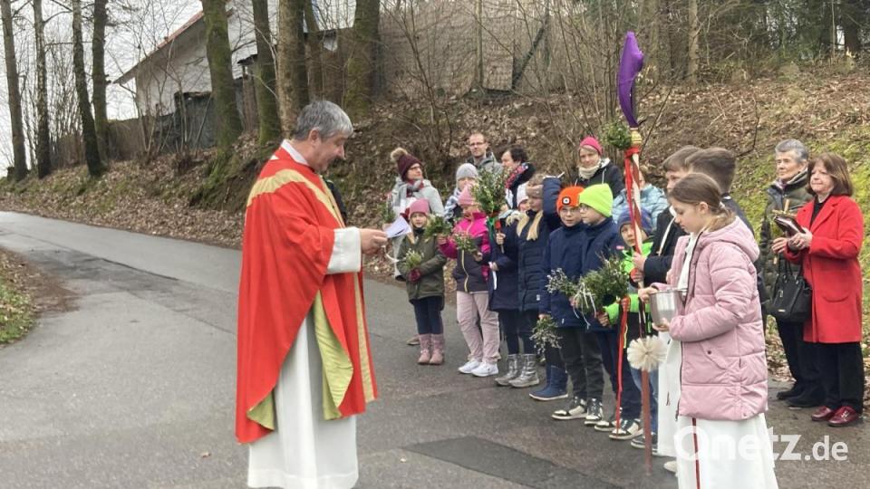 Palmbuschenweihe mit Kommunionkindern in Döllnitz
