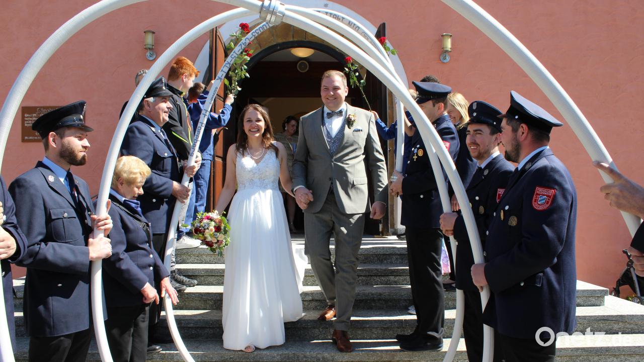 Hochzeitsglocken Klingen Heute Für Euch Beide Lied Hochzeitsglocken läuten in Schwend für Christina und Max Herbst | Onetz