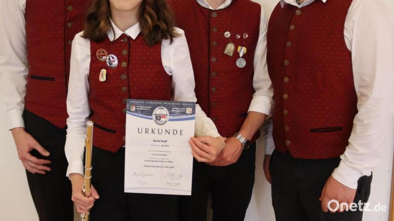 Anna Kopf erhält Silbernes Abzeichen an der Querflöte Onetz