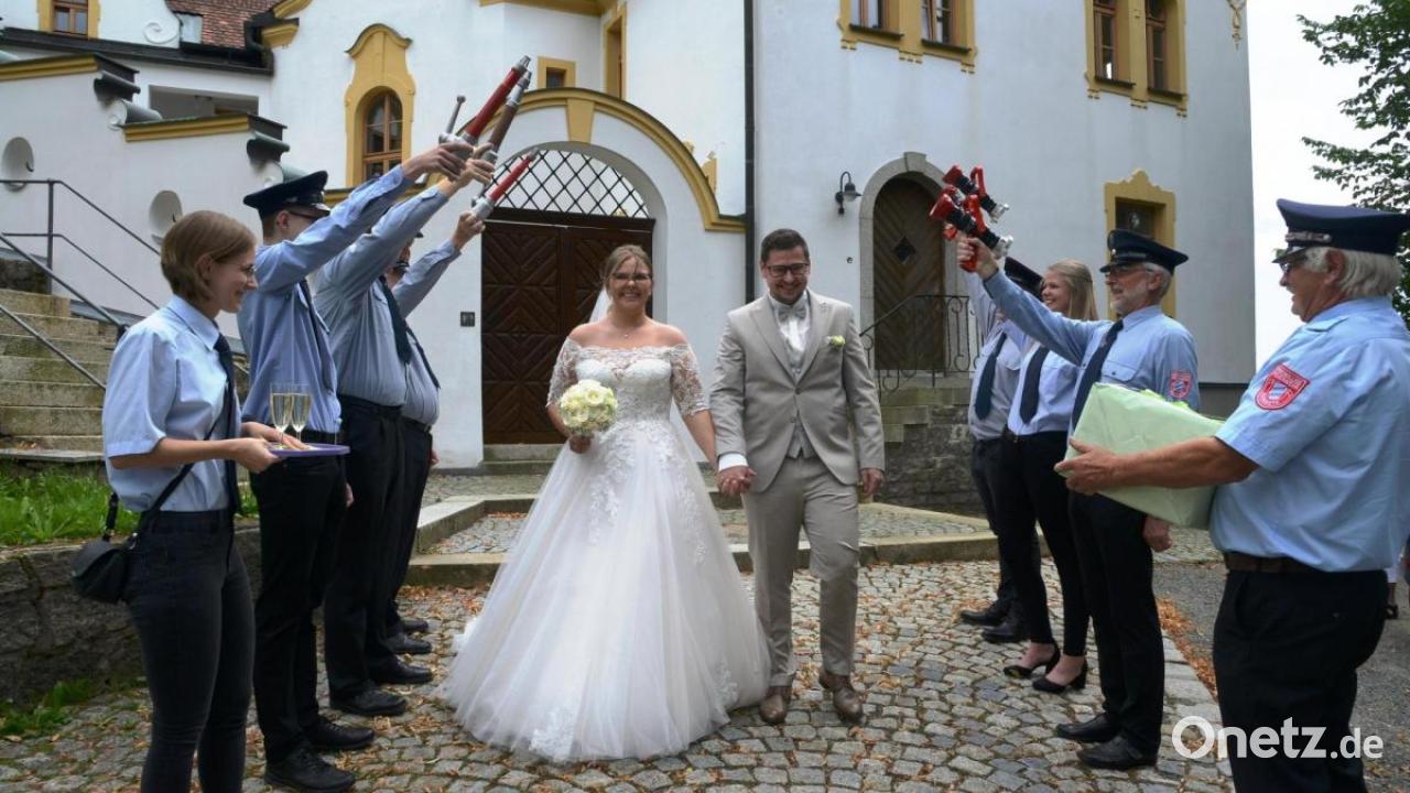 There is a spark between Tobias Lang and Julia Schafhauser in the disco
