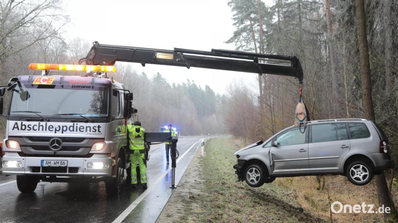 Frontalkollision mit Lkw auf B 85 bei Edelsfeld: Autofahrerin im ...