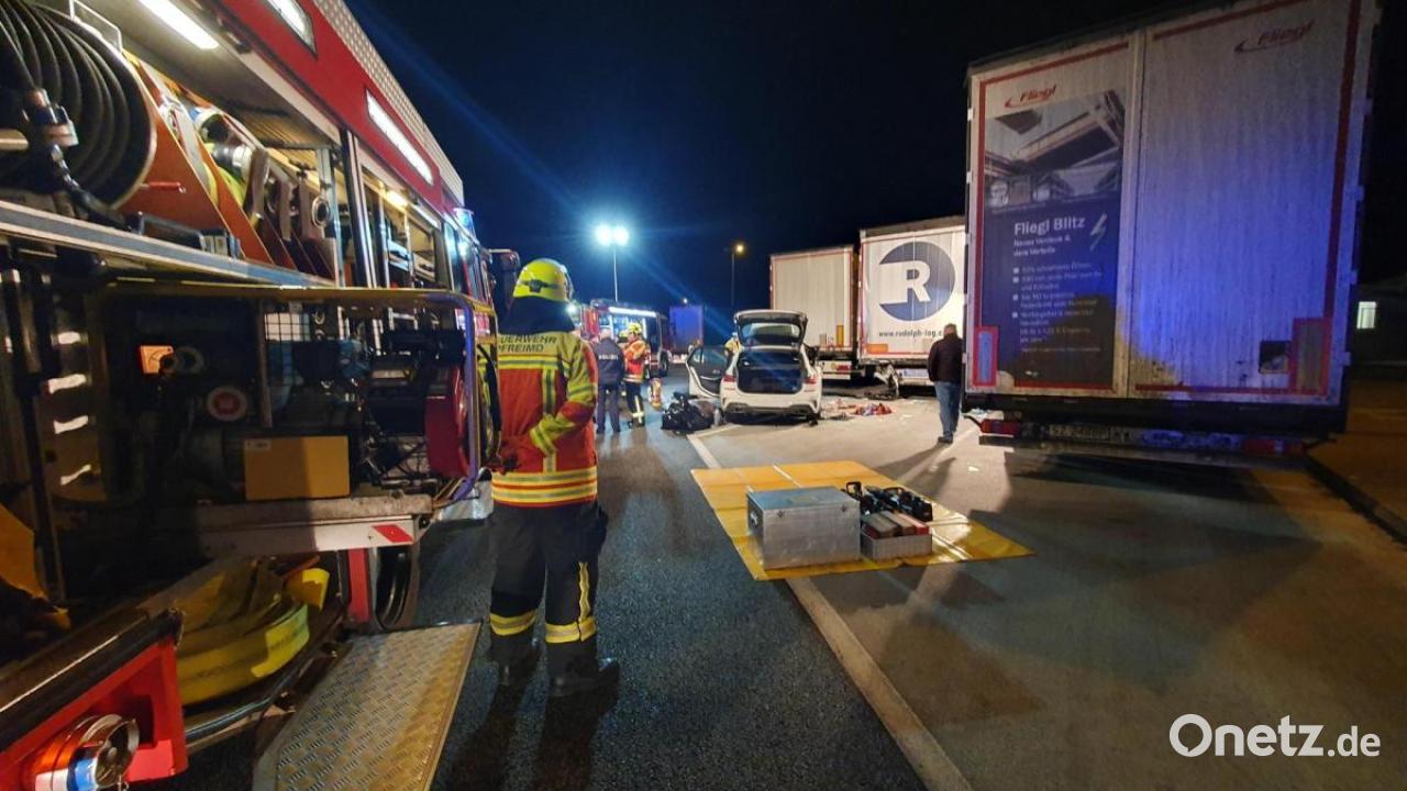 Schwerer Unfall am Pfreimder Rastplatz: Auto prallt auf Lkw