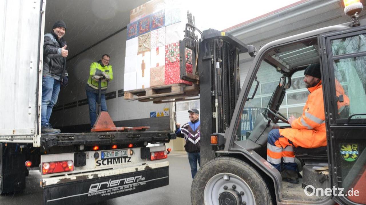 Articulated truck with 160 parcels from Pleystein rolls towards Romania