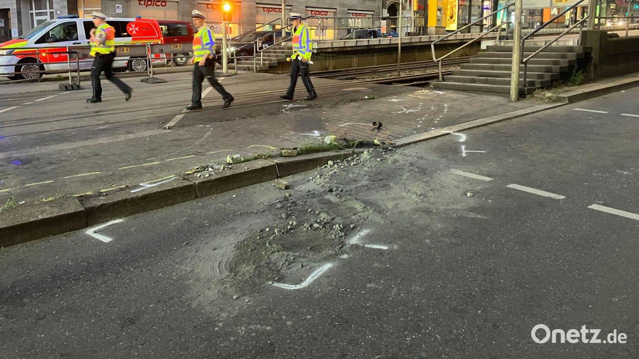 auto in stuttgart in menschenmenge