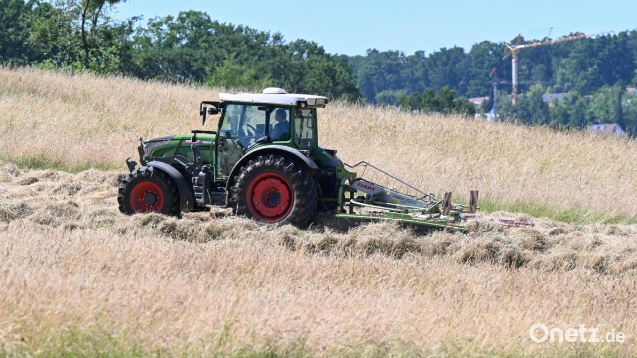 Tractor overturns after overtaking maneuver near Pfreimd: Police looking ...