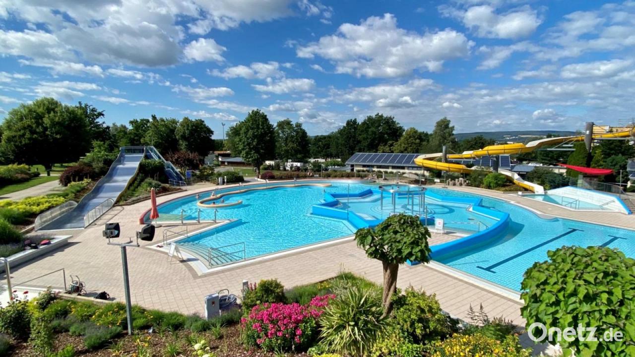 Freibadsaison-in-Schwandorf-endet-mit-Hundeschwimmen