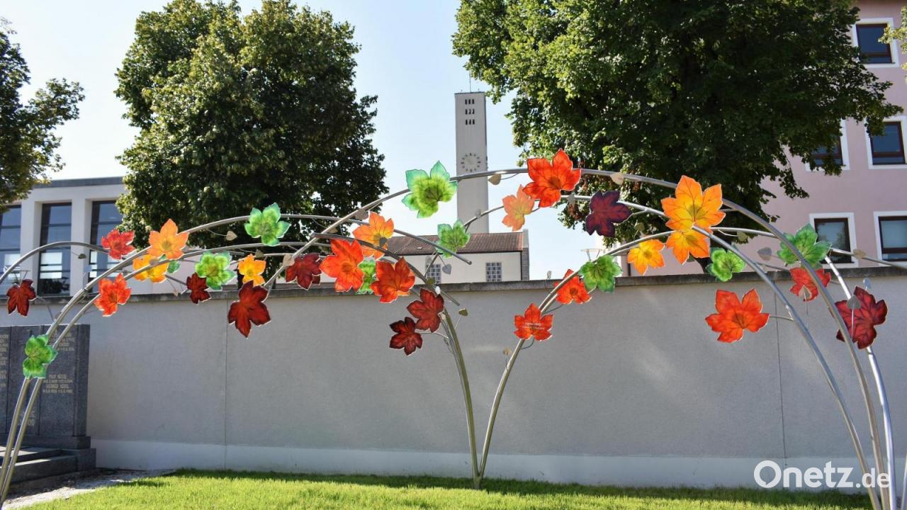 Neue-Urnenwand-in-Grafenw-hr-Bunte-Ahornbl-tter-erinnern-an-die-Verstorbenen