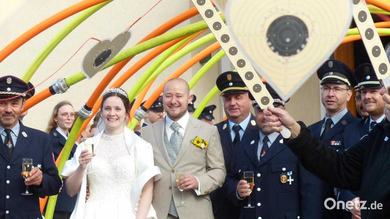 Bettina-und-Bastian-Kaiser-geben-sich-das-Ja-Wort