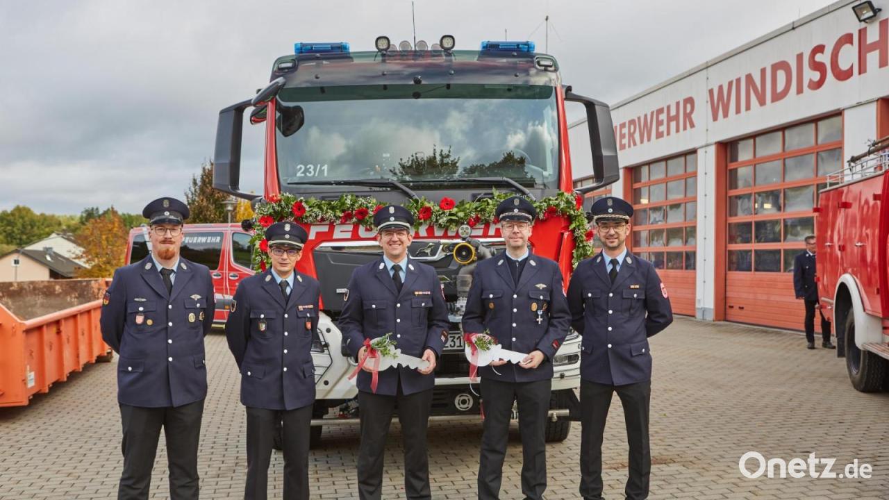F-r-Gro-br-nde-ger-stet-Feuerwehr-Windischeschenbach-feiert-Fahrzeugsegnung