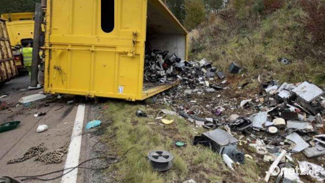 Lkw mit Elektroschrott kippt auf B 85 um | Onetz