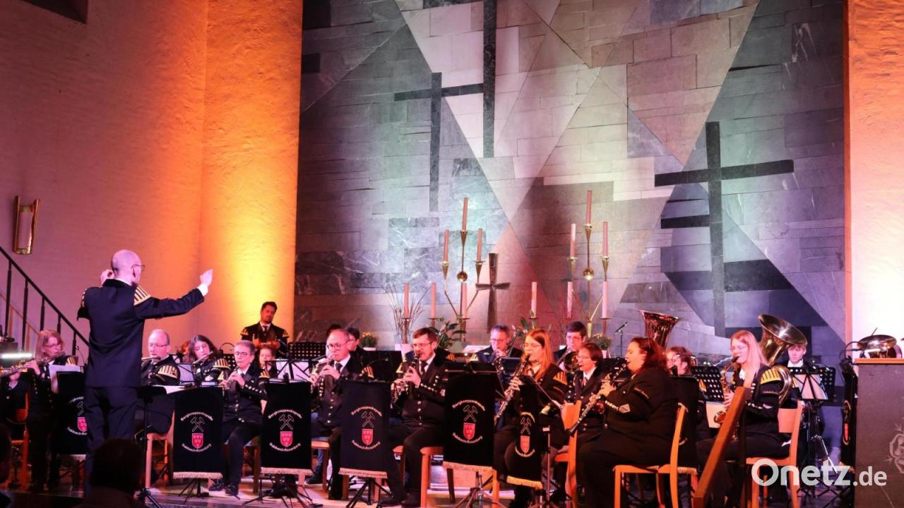 Strahlender-Bl-serklang-beim-Raiffeisen-Benefizkonzert-der-Bergknappenkapelle