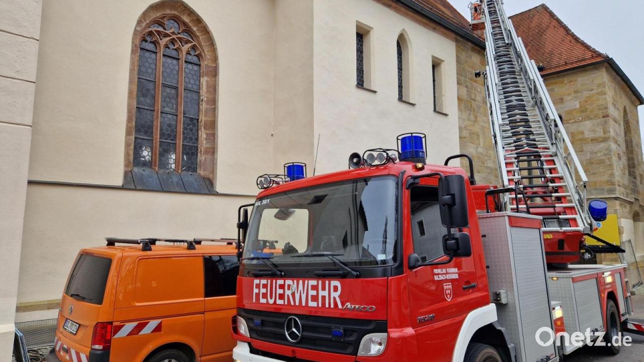 Feuerwehr-hilft-mit-Drehleiter-Kaputte-Turmbeleuchtung-der-Sulzbacher-Kirche-repariert