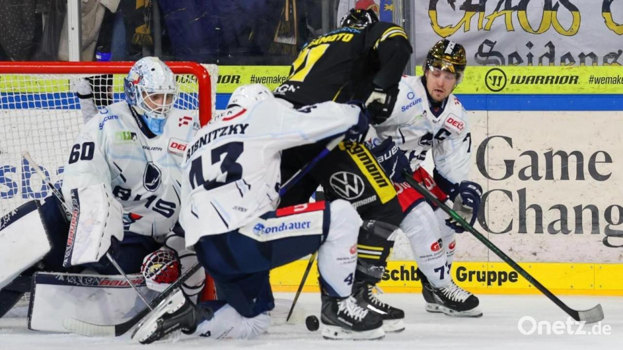 Blue-Devils-Weiden-erzwingen-Sensationssieg-bei-den-Krefeld-Pinguinen