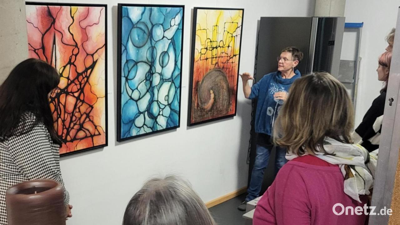 Kunstausstellung-Innere-Bilder-zog-viele-Besucher-an