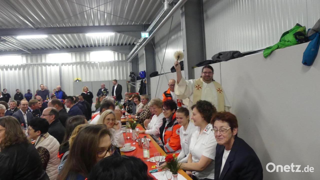 Schl-ssel-bergabe-im-neuen-Rotkreuz-Zentrum-Eschenbach