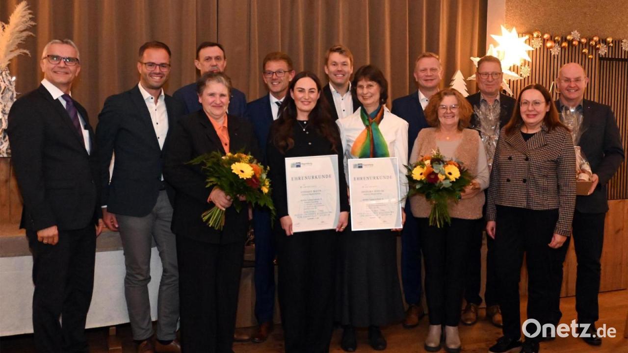 VR-Bank-Amberg-Sulzbach-ehrt-langj-hrige-Mitarbeiter