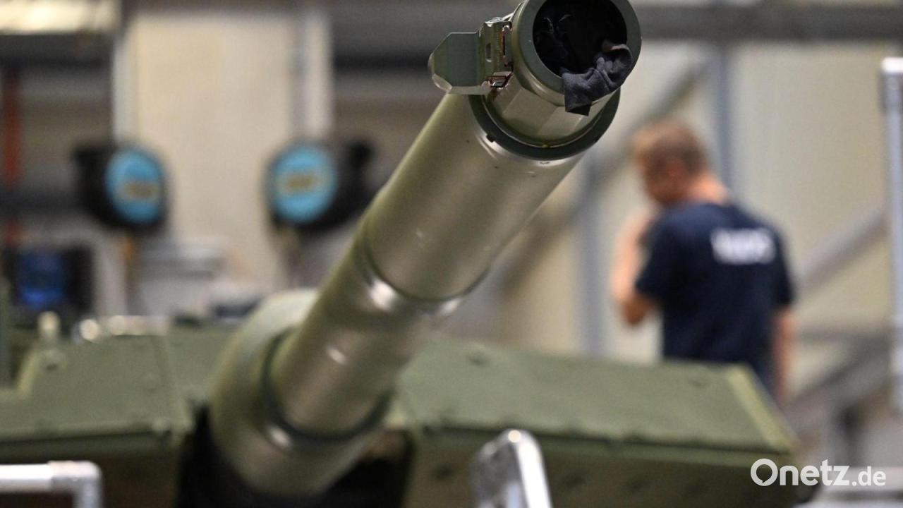 Bundeswehr-erh-lt-Kampfpanzer-Neuer-Leopard-2-wird-gezeigt