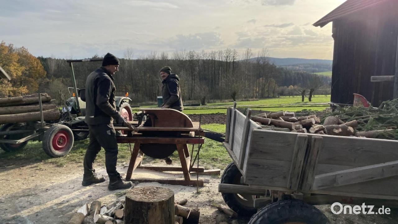 Historische-Winterarbeiten-im-Freilandmuseum-Oberpfalz-Markt-und-Mitmachaktionen