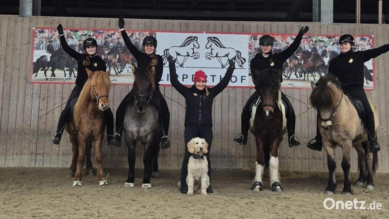 Elfen-auf-Islandpferden-Wurzer-Reiterinnen-bei-M-nchner-Cavalluna-Show