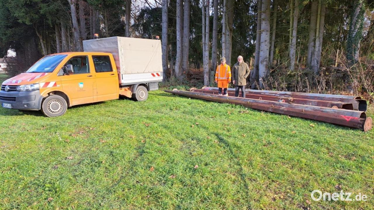 Markt-Schwarzhofen-entfernt-alte-Flutlichtmasten-am-Sportplatz