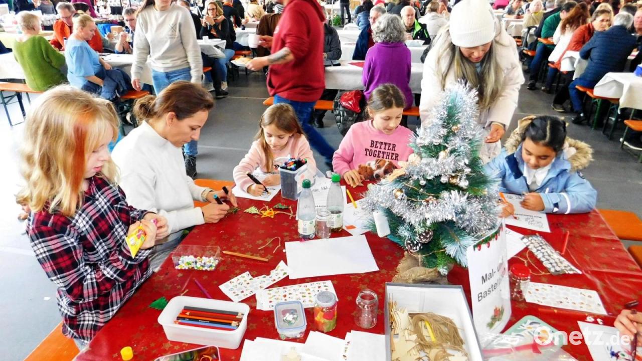 Attraktion-f-r-Kinder-beim-Weihnachtsmarkt-in-der-Sportarena-Speichersdorf