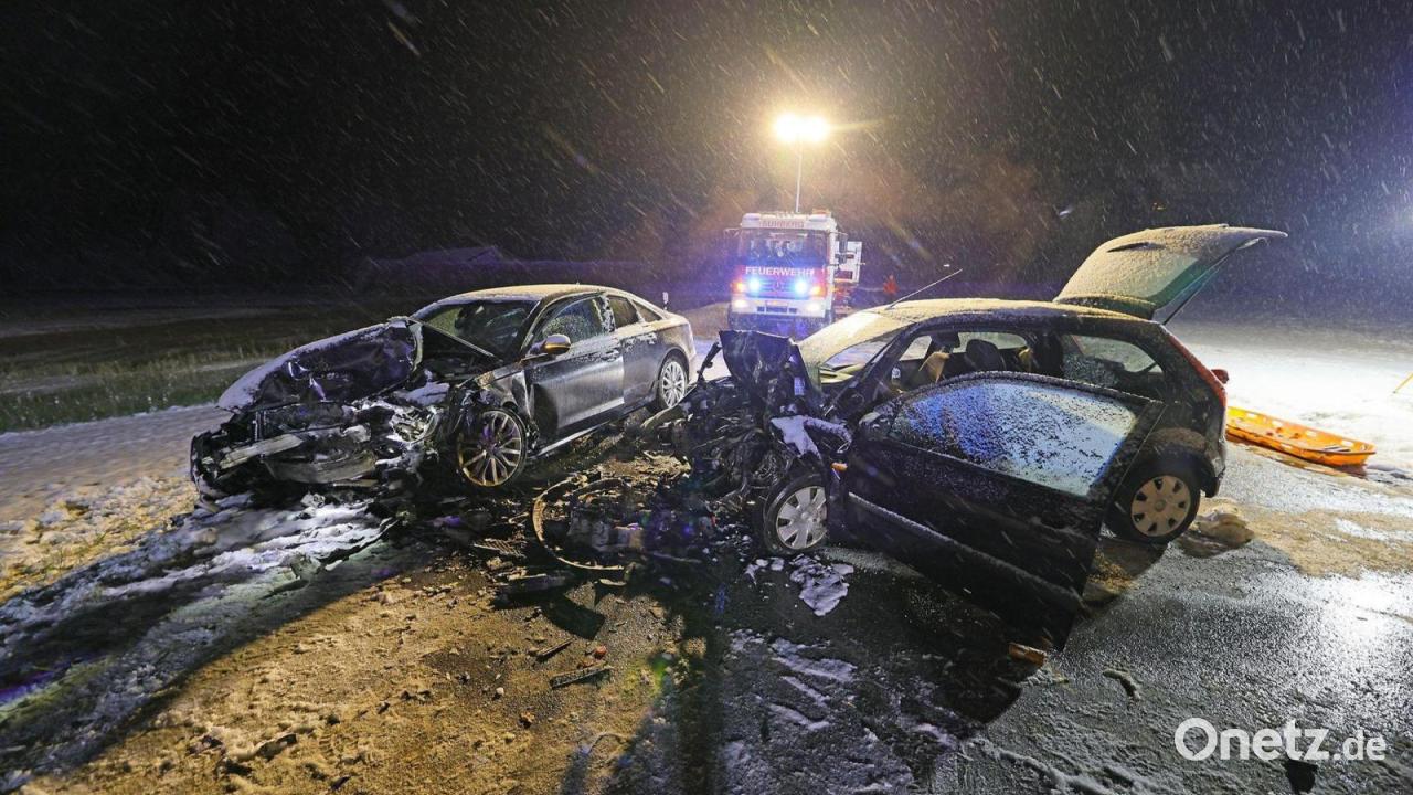 Auto-ger-t-in-Gegenverkehr-Frau-stirbt