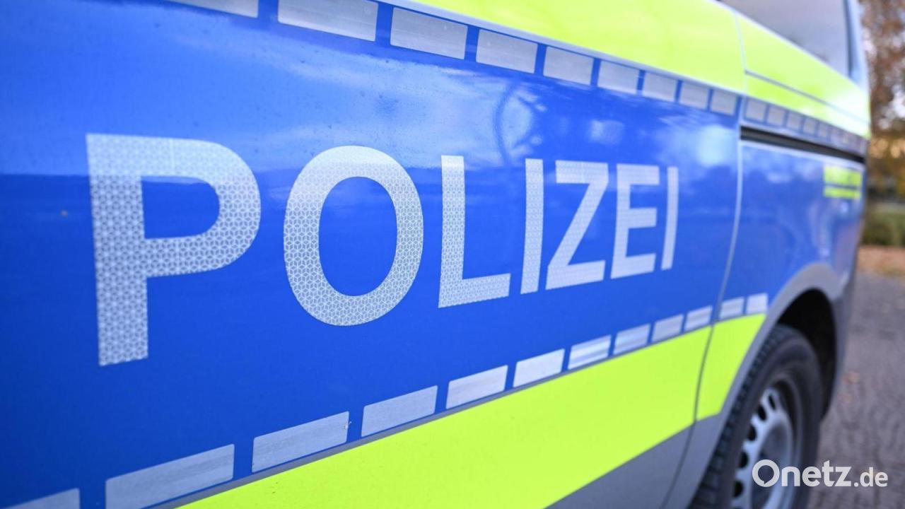 Auto-durchbricht-Glasfront-und-verletzt-Frau