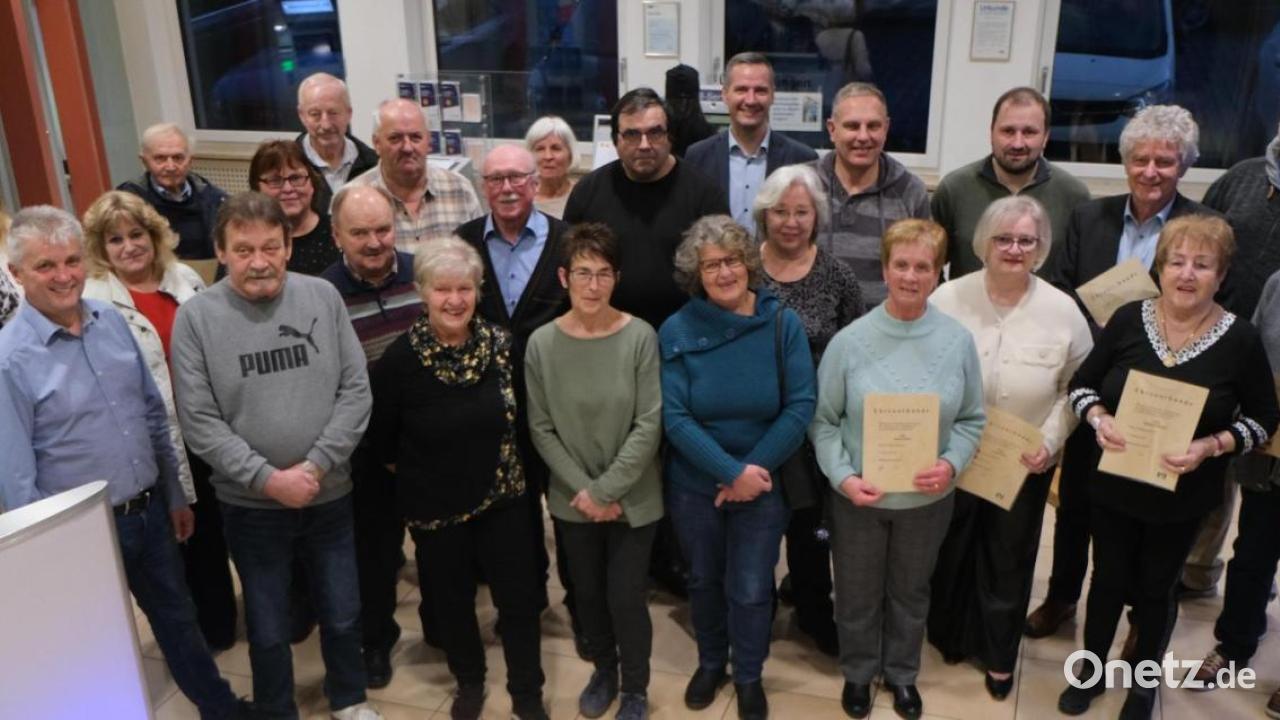 Treue-Mitglieder-bei-Raiffeisenbank-Flo-geehrt