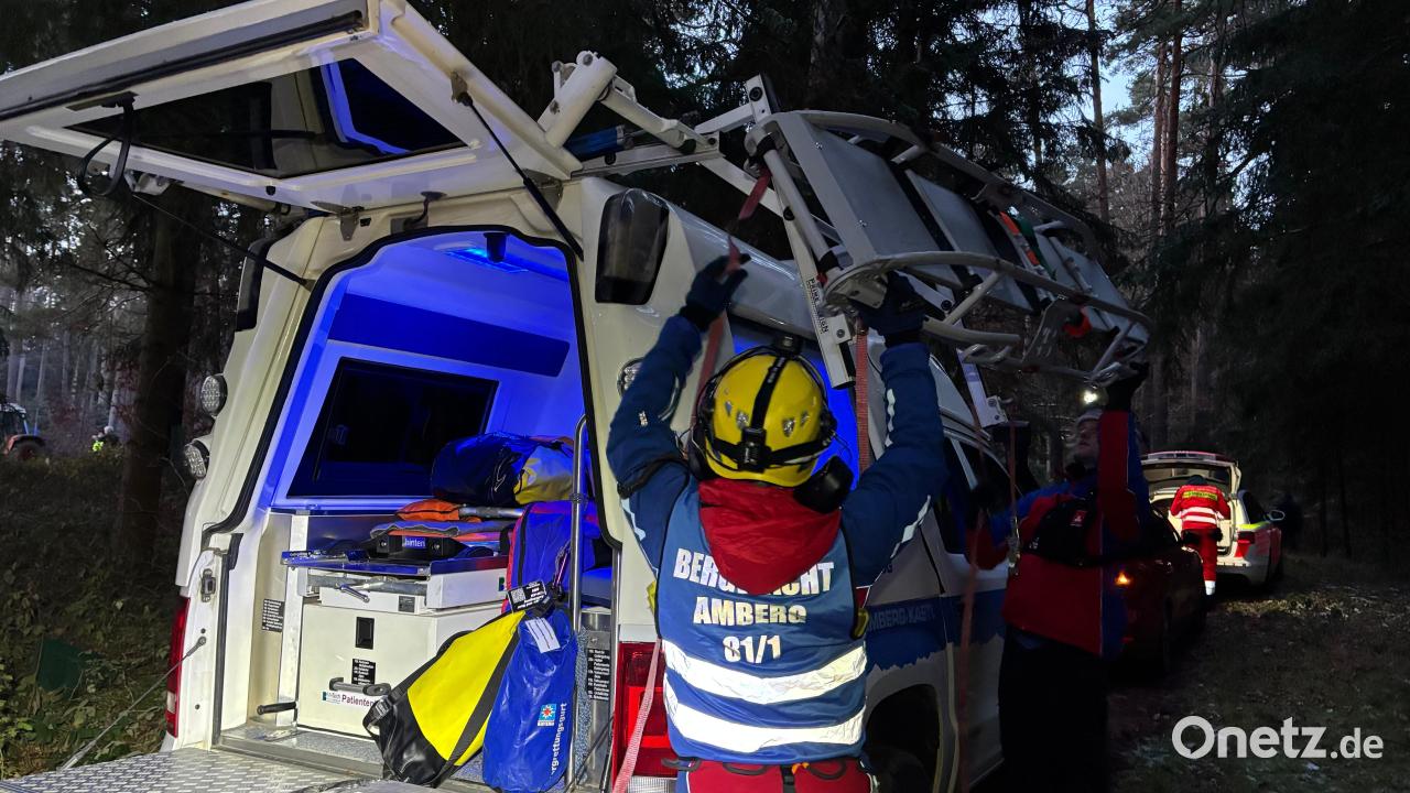 Eingeklemmter-Waldarbeiter-wird-im-letzten-Tageslicht-mit-Hubschrauberwinde-gerettet