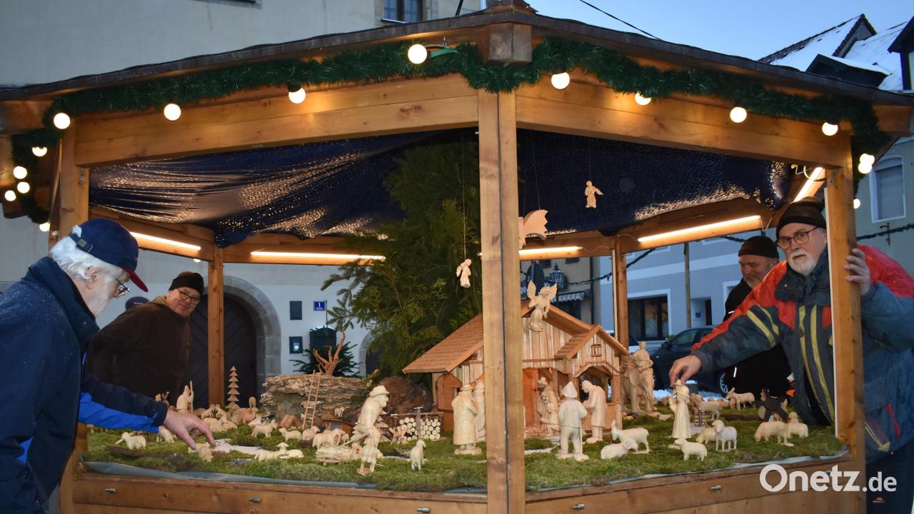 Die-Weihnachtskrippe-beim-Rathaus-in-Grafenw-hr-steht-schon