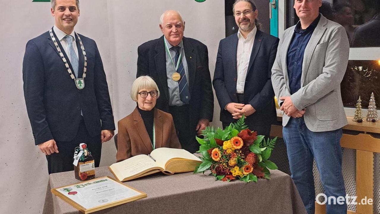 Mit-Reinhold-Malzer-und-Christa-Zapf-hat-Oberviechtach-zwei-neue-Ehrenb-rger