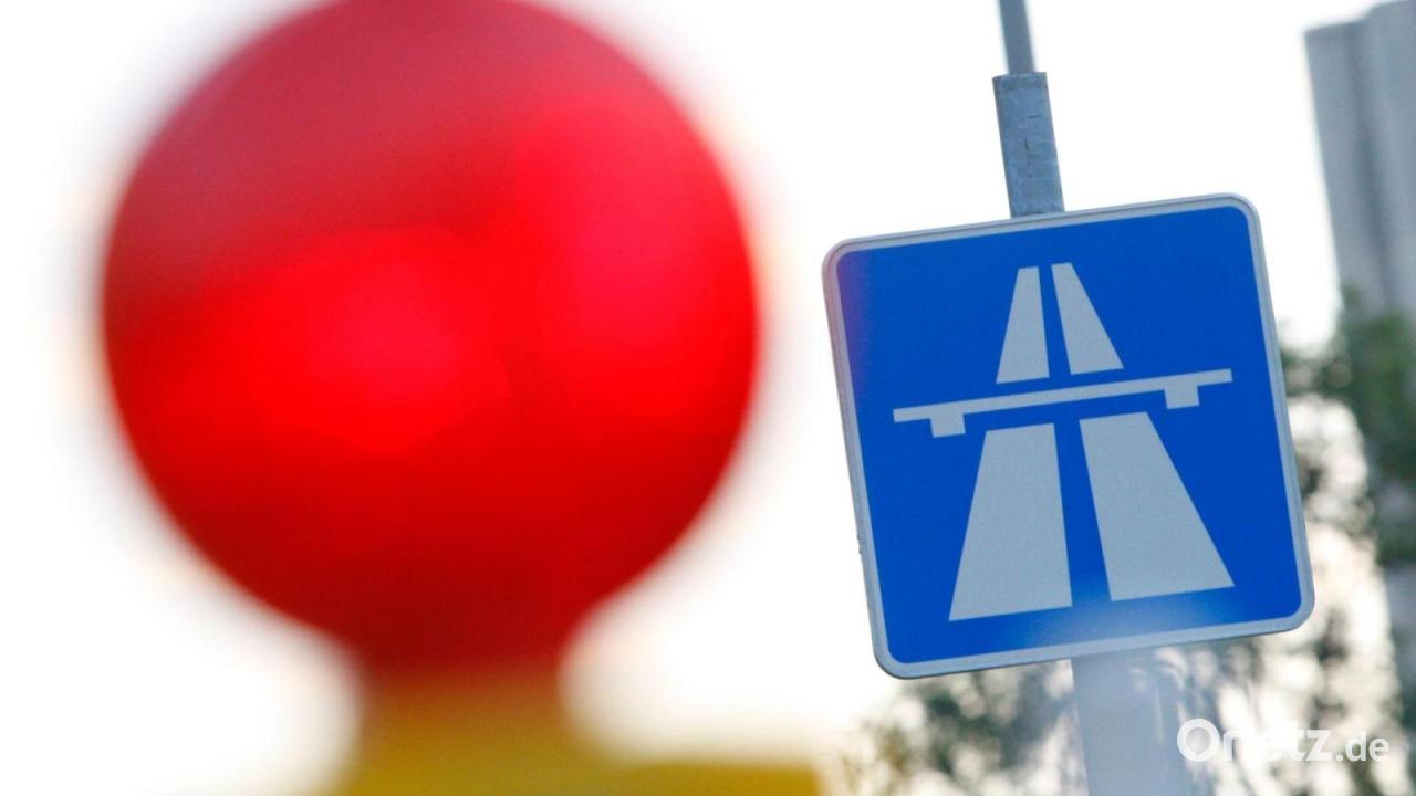 Gullydeckel-besch-digt-zwei-Lastwagen-auf-der-Autobahn-9