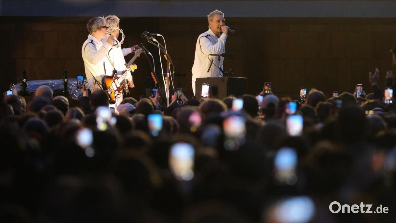 Kraftklub-feiert-mit-Sterben-in-Karl-Marx-Stadt-das-Leben