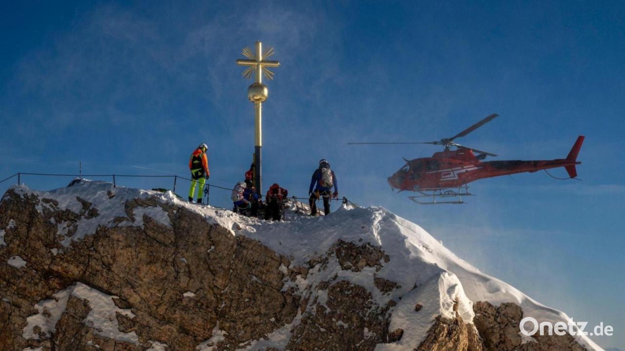 Zugspitze glänzt wieder - Gipfelkreuz neu vergoldet zurück