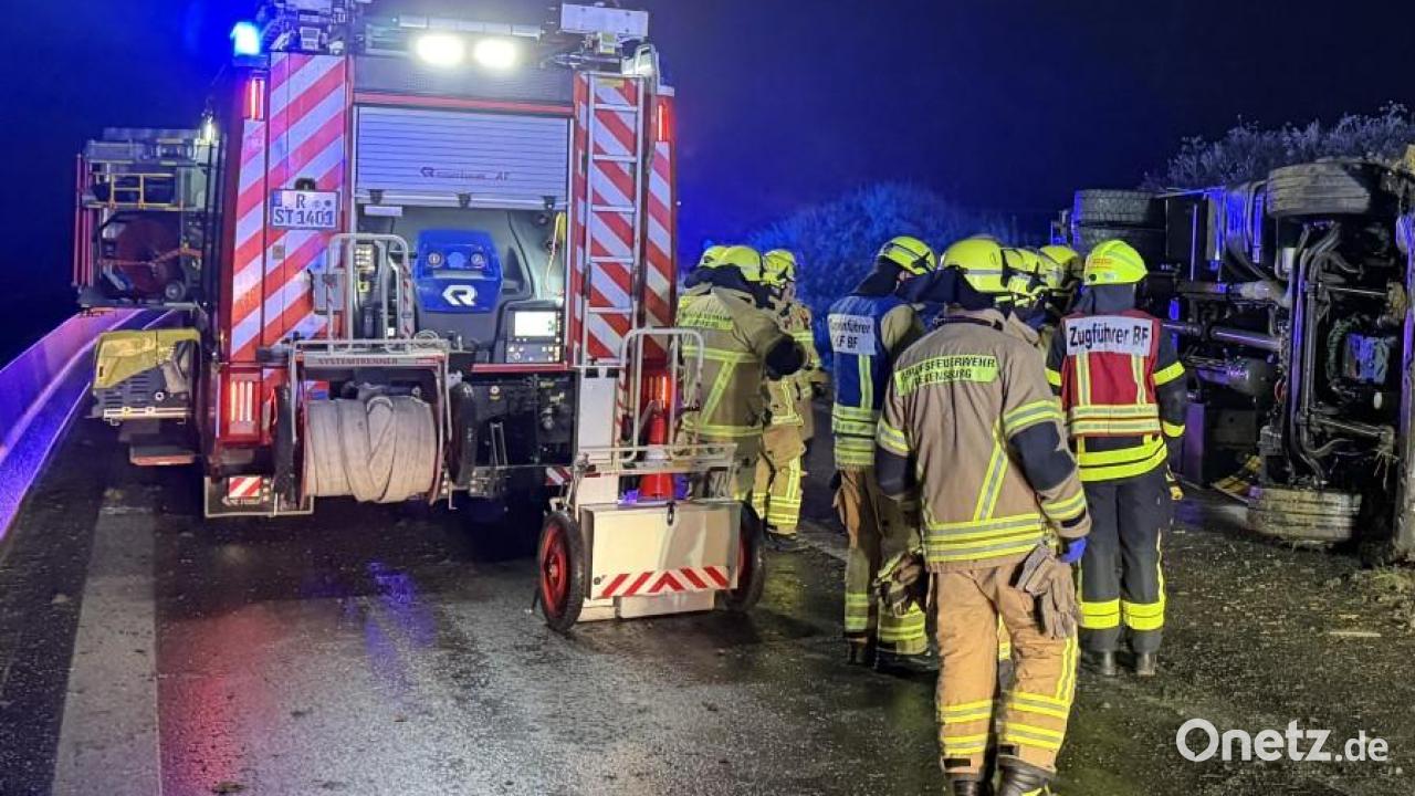 Bei-glatter-Fahrbahn-Lastwagen-kippt-am-Autobahnkreuz-Regensburg-um