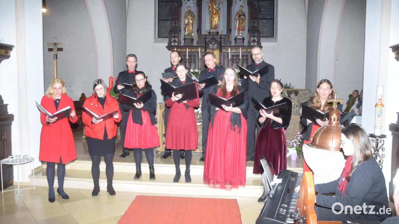 Voices-singt-ein-begeistertes-Publikum-in-die-Adventszeit