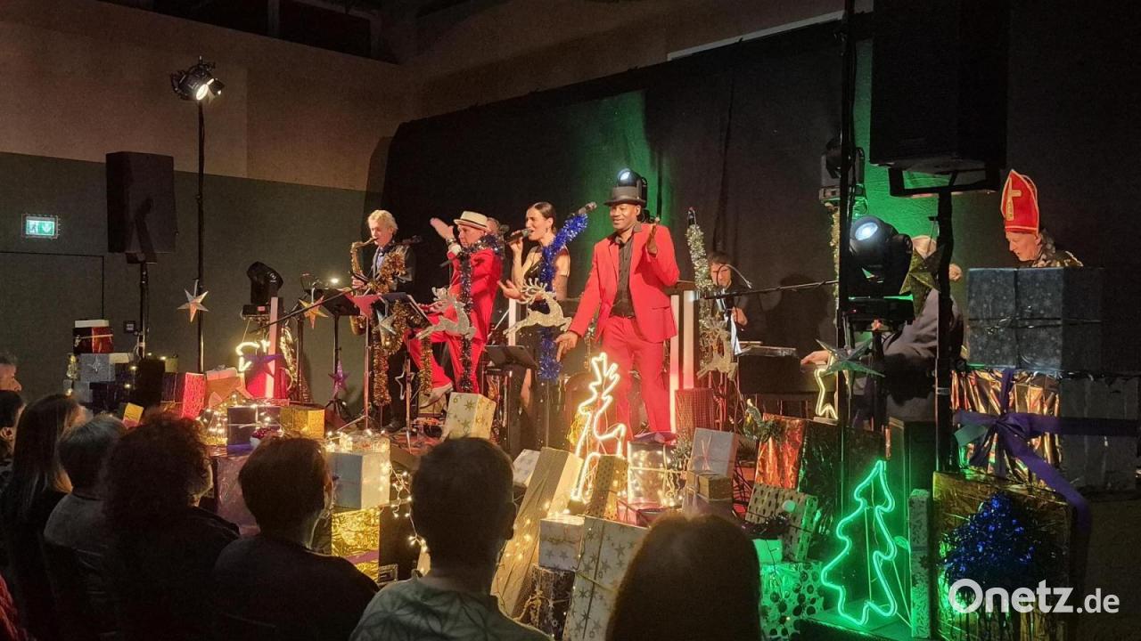 Winternacht-drau-en-Christmas-Songs-drinnen