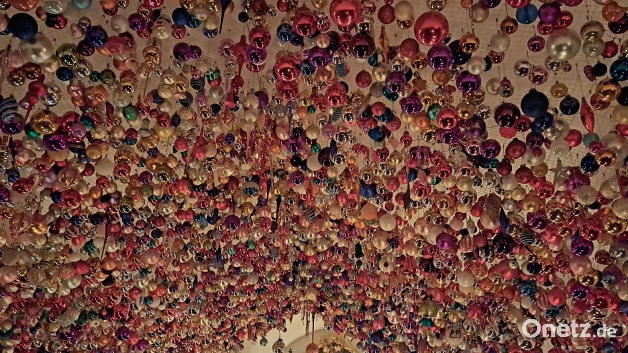 Kapelle-14-Nothelfer-erstrahlt-im-Glanz-von-8000-Christbaumkugeln