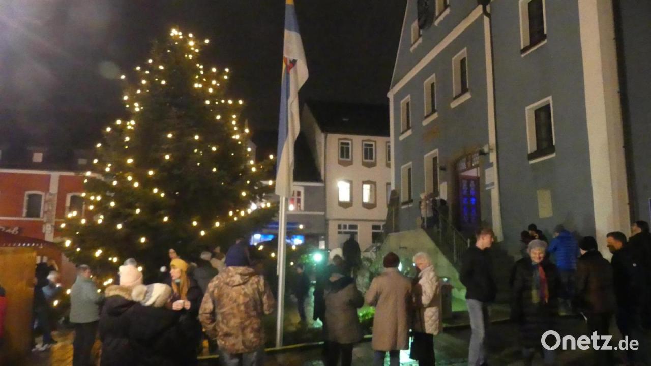 Weihnachtsbaum-leuchtet-Eschenbach-im-Lichterglanz
