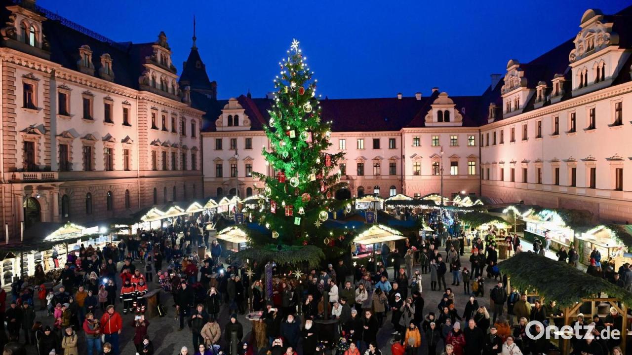 Verg-nstigter-Eintritt-beim-romantischen-Weihnachtsmarkt-auf-Schloss-Thurn-und-Taxis