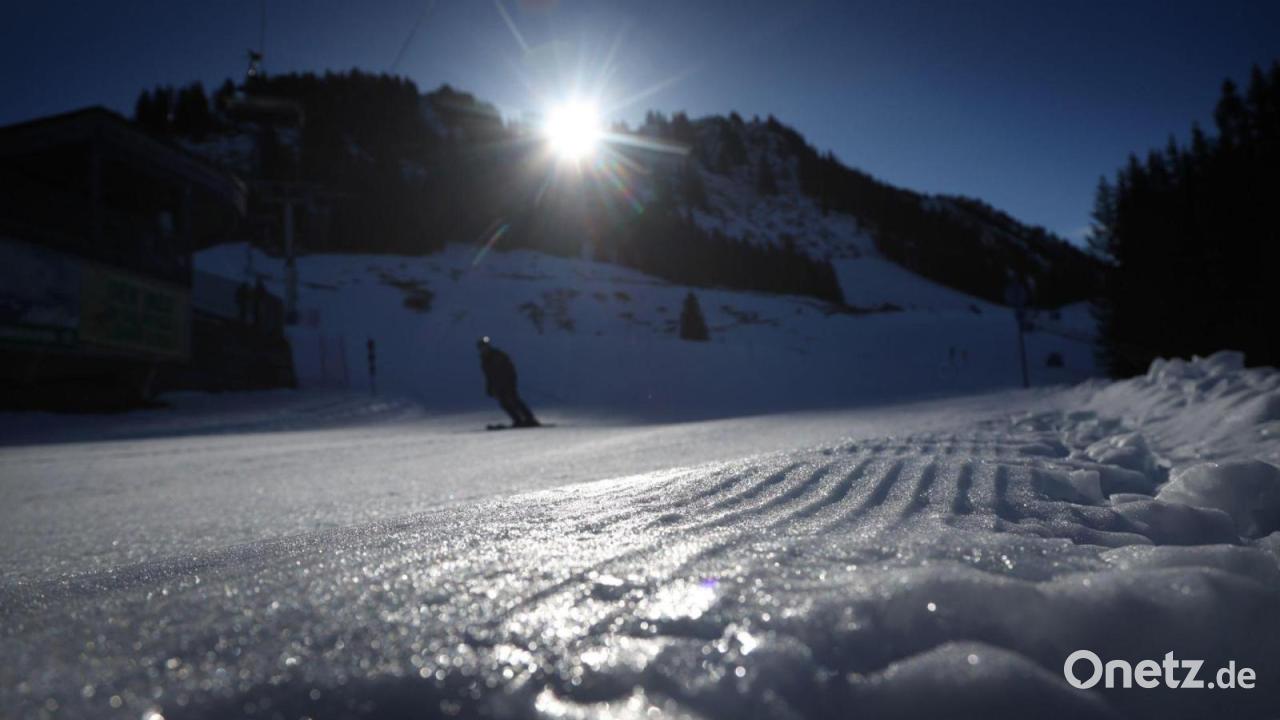 Skifahrer fährt anderen Skifahrer um und flüchtet