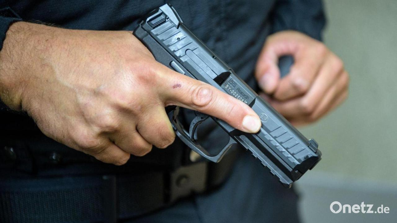 Polizei: Mann fährt auf Beamte zu und wird angeschossen