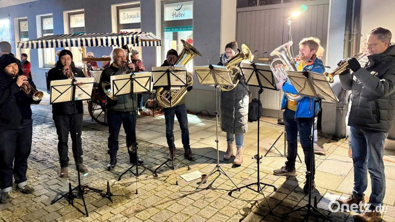 hirschau-startet-mit-lebendigem-adventskalender-in-die-vorweihnachtszeit