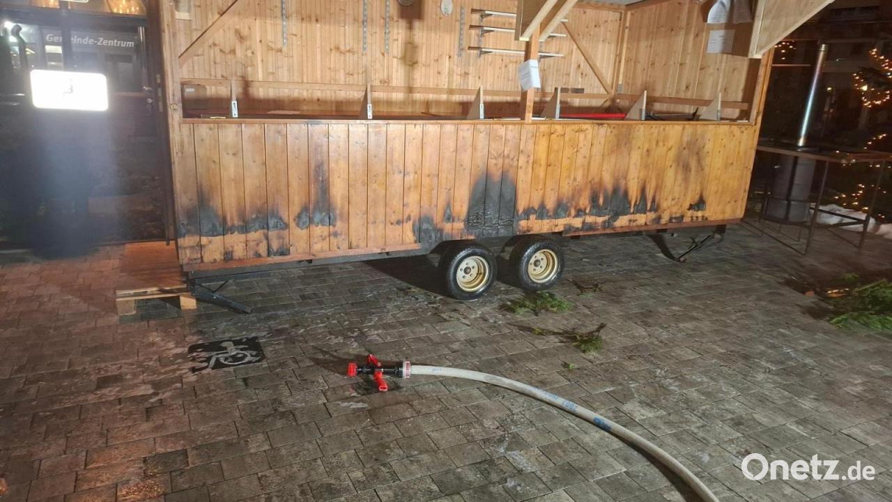 Christkindlmarkt-Buden angezündet – Täter weiter flüchtig