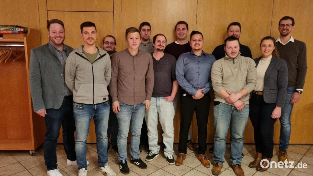 Junge-Aktive-Gebenbach-stellen-Kandidatenteam-f-r-Kommunalwahl-auf