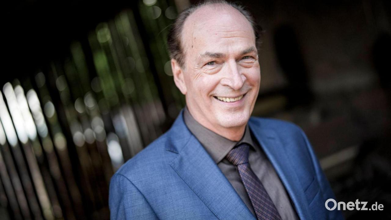 Schauspieler Herbert Knaup hat Spaß an Arbeit auf Bauernhof