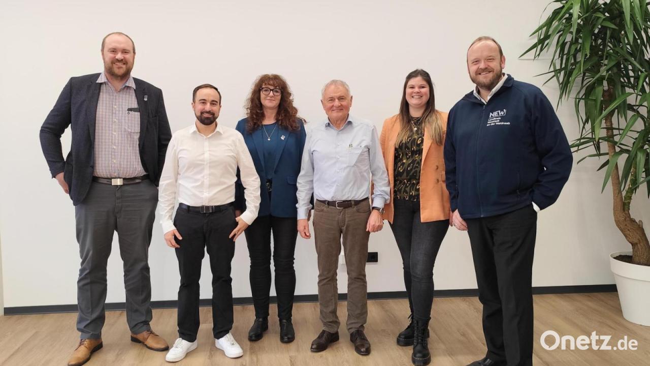 Landrat-besucht-neues-Entwicklungszentrum-der-Schleicher-GmbH-in-Pressath