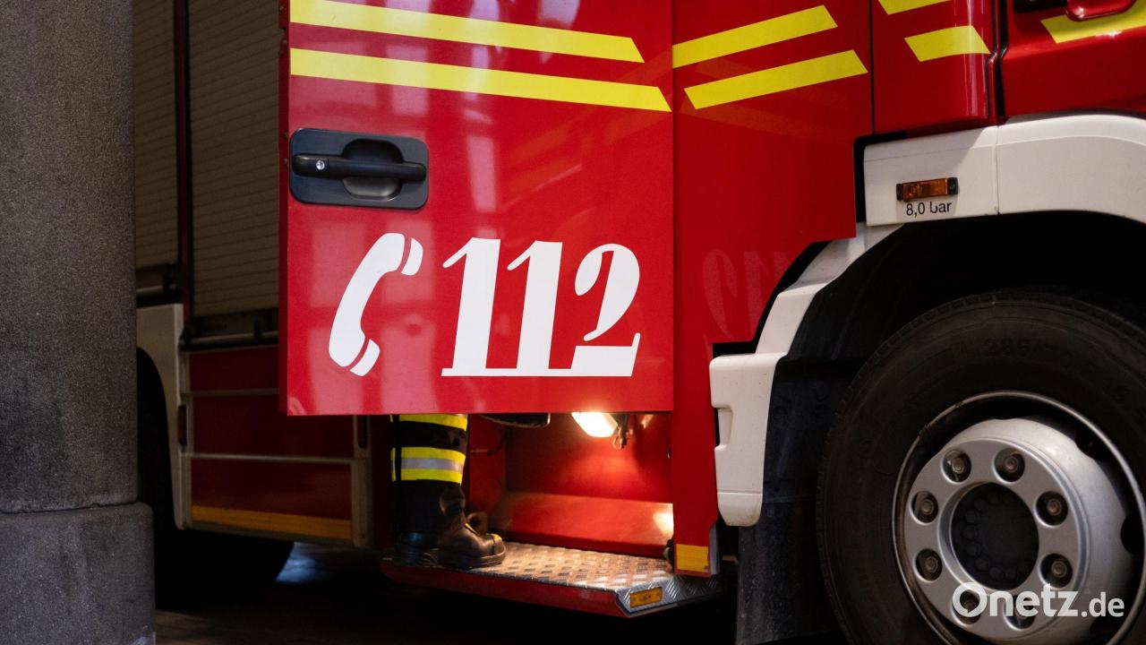 Große Rauchwolke bei Brand von Lagerhalle mit Papier